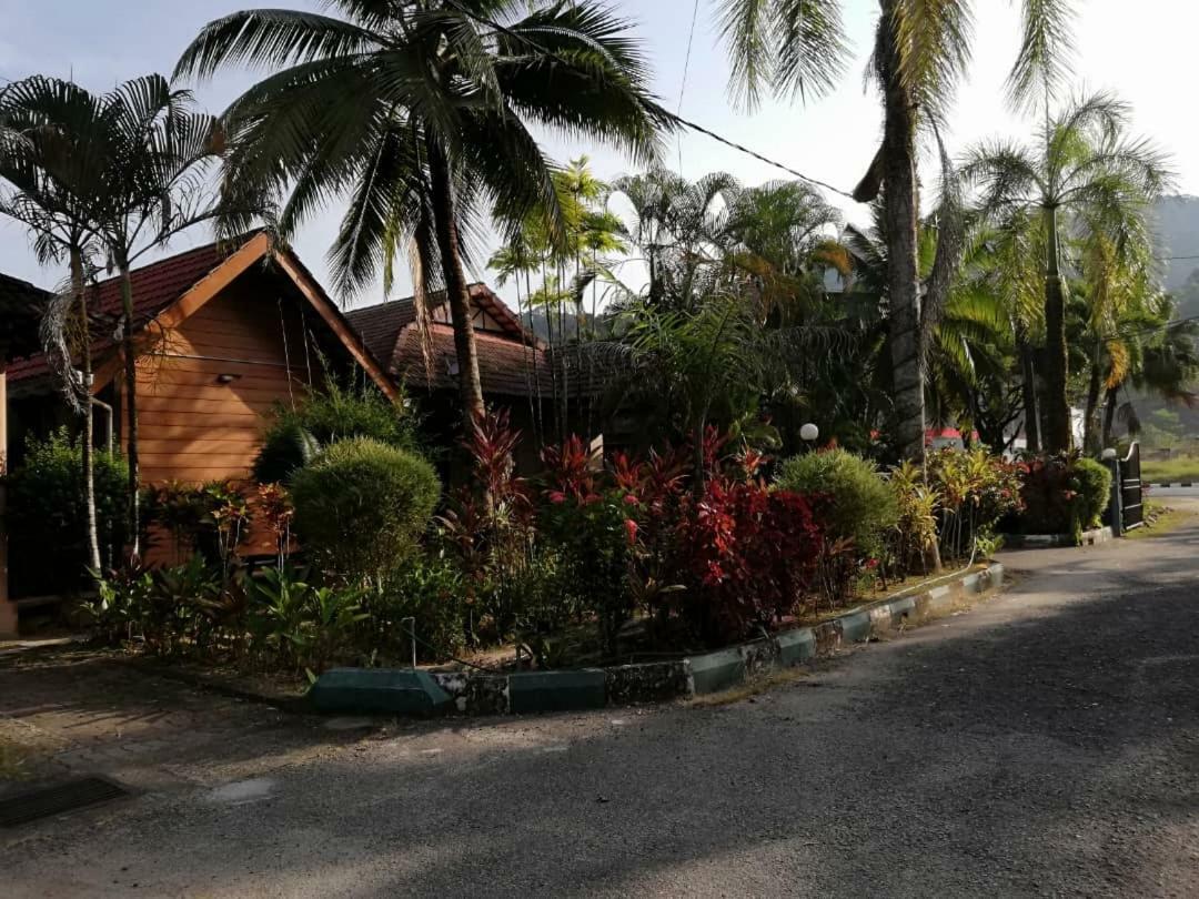 Six Villa Inn Dungun Exterior photo
