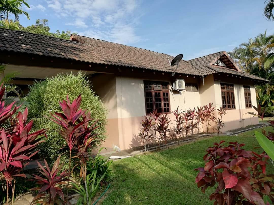 Six Villa Inn Dungun Exterior photo